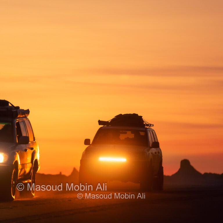 عکاسی خودرو تویوتا لندکرورز در کویر لوت طلوع خورشید