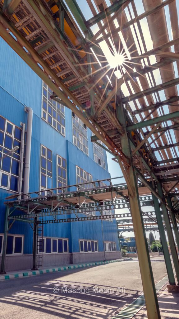 تصویر تبلیغاتی نور خورشید و لولهکشیهای داخلی کارخانه اسید سیتریک