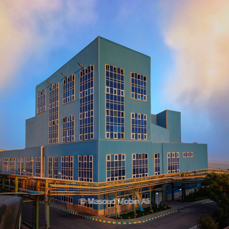 عکاسی صنعتی کارخانه بزرگ در غروب