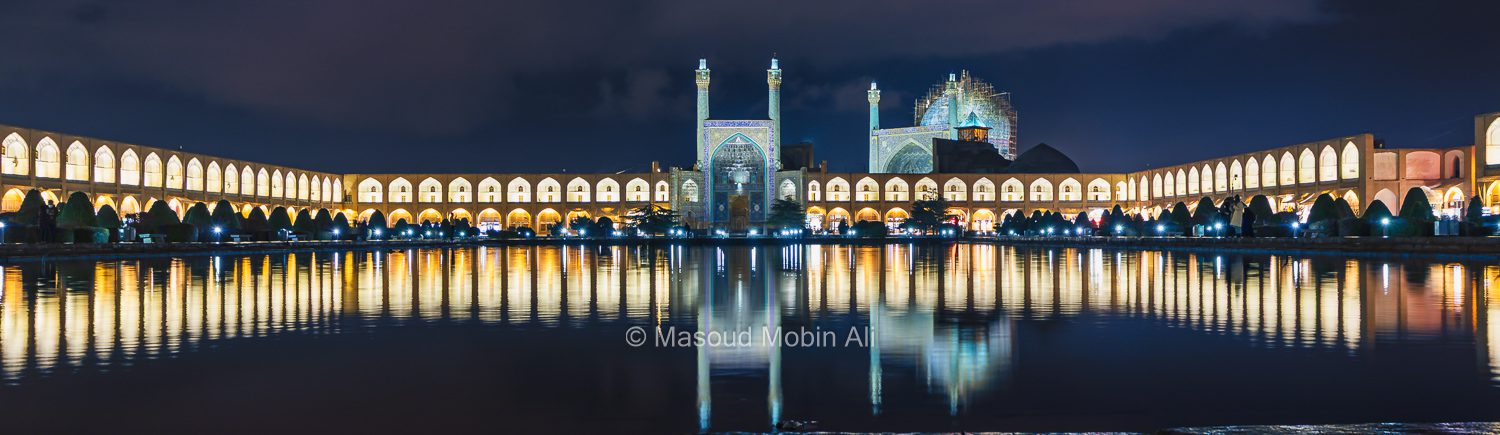 عکس معماری ایرانی در میدان نقش جهان اصفهان با انعکاس در آب