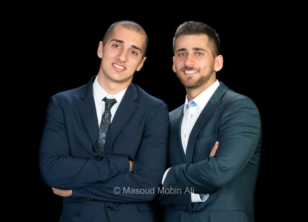 عکاسی پرتره دو آقا در استودیو با نورپردازی و بک سیاه